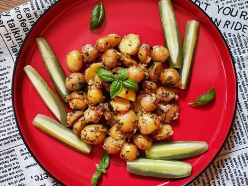 apkeptos-sviezios-bulves-su-svogunu-ir-cesnaku-pagardintos-garstyciomis