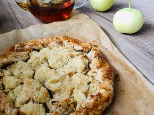 galete-su-obuoliais-ir-datuliu-karamele