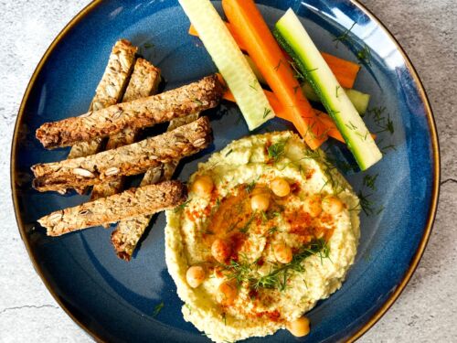 skrudintos-duonos-ir-darzoviu-lazdeles-su-humusu