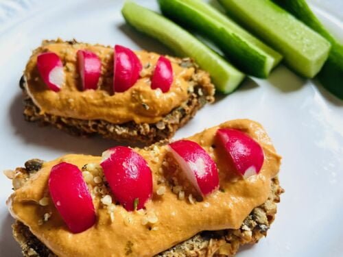 pilno-grudo-duonos-sumustinis-su-humusu-ridikeliais-ir-agurkais