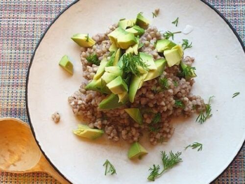 grikiu-kose-su-avokadu