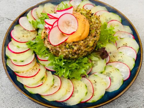 brokoliu-ir-grikiu-paploteliai-su-agurku-ir-ridikeliu-salotomis