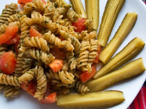 avinzirniu-makaronai-su-petrazoliu-pesto