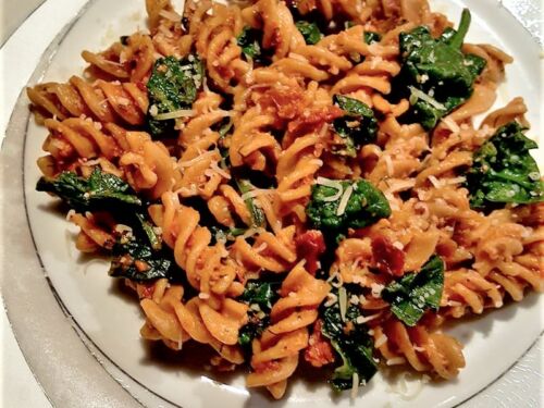 viso-grudo-makaronai-su-dziovintu-pomidoru-uztepele