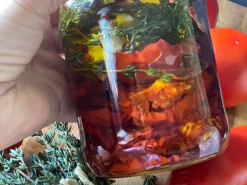 dzovinti-pomidorai-su-ciobreliais-alyvuogiu-aliejuje