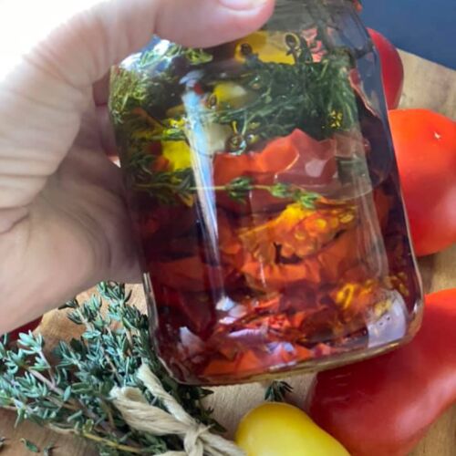 dzovinti-pomidorai-su-ciobreliais-alyvuogiu-aliejuje