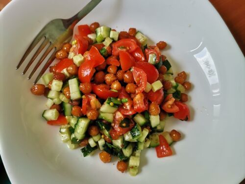 pomidoru-agurku-ir-aviziniu-salotos