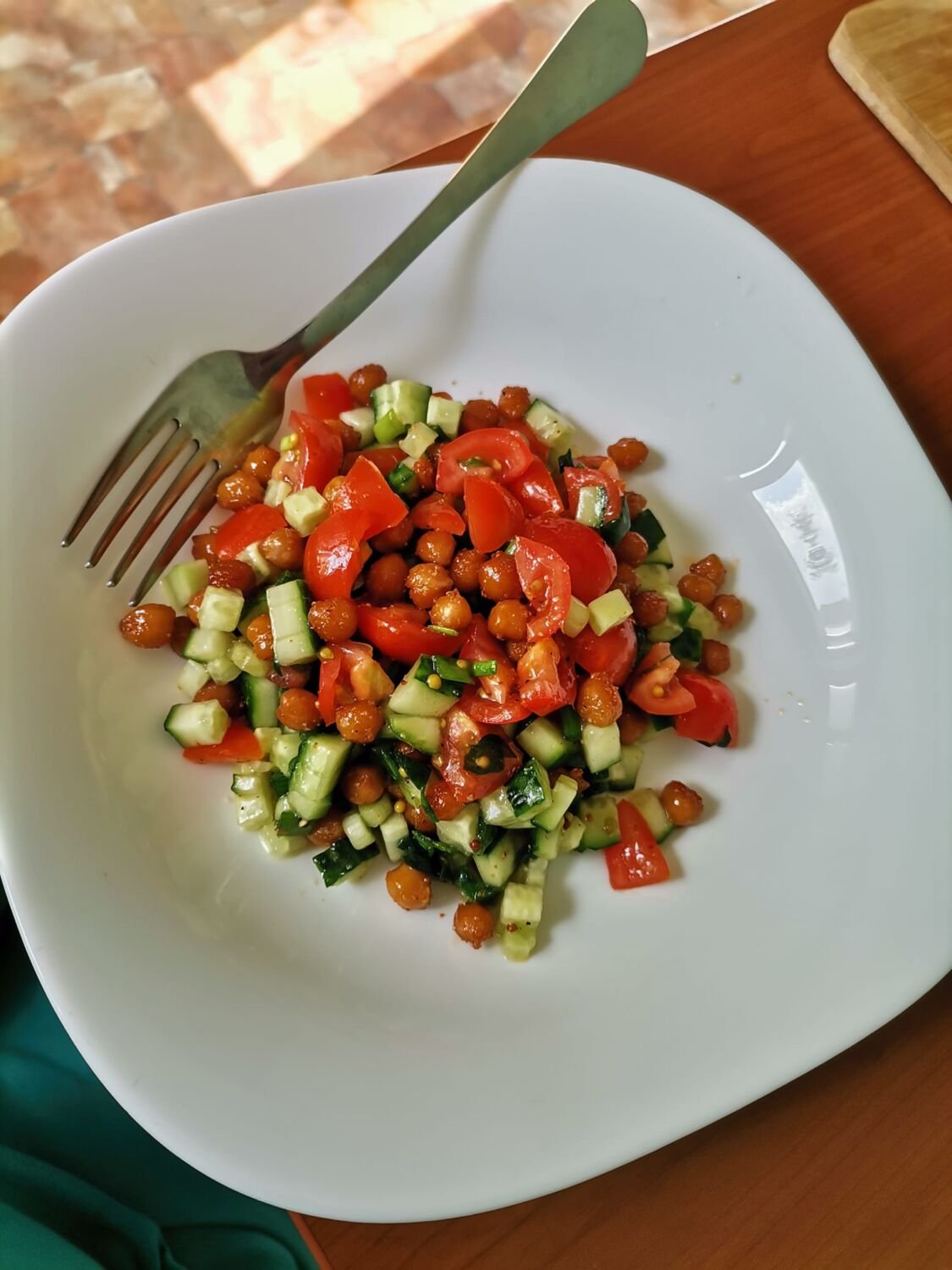 pomidoru-agurku-ir-aviziniu-salotos
