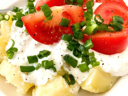 bulves-su-varskes-grietines-padazu-ir-pomidorais