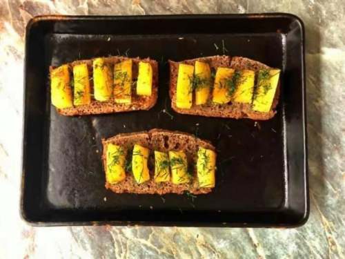 namines-pilno-grudo-duonos-sumustiniai-su-kepta-cukinija