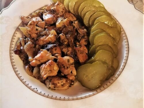 triusiena-su-raugintais-agurkais