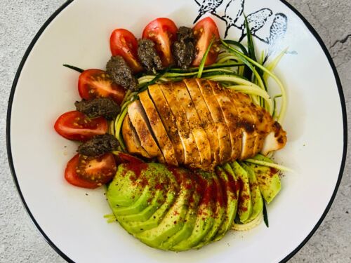 vistiena-su-cukiniju-pomidoru-salotomis-ir-garstyciu-padazu