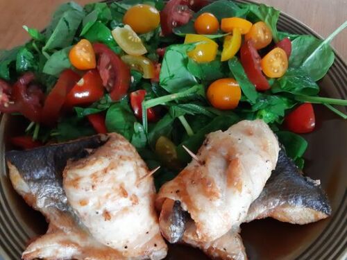 juru-eserio-file-suktinukai-su-spinatu-ir-pomidoru-salotomis