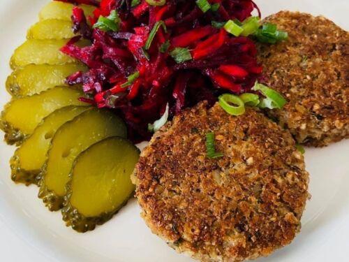 grikiu-kotletai-su-darzoviu-salotomis