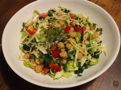 kopusto-salotos-su-ropemis-ir-virtais-avinzirniais