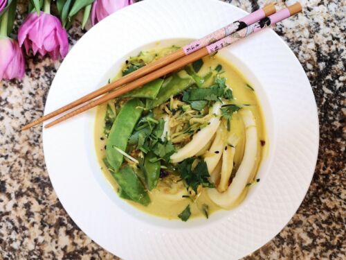 kalmaru-sriuba-troskinys-su-cukinijomis-zirneliais-ir-kokosu-pienu