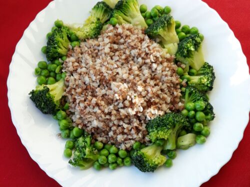 grikiu-kruopu-kose-su-briuselio-kopustais-ir-zirneliais