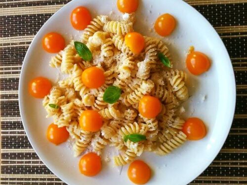 viso-grudo-makaronai-su-vysniniais-pomidorais-pagardinti-kietuoju-suriu