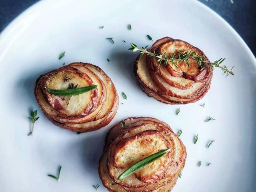 orkaiteje-kepti-bulviu-boksteliai-su-prieskoninemis-zolelemis