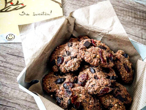 migdolu-miltu-sausainiai-su-sokoladu-ir-dziovintomis-spanguolemis