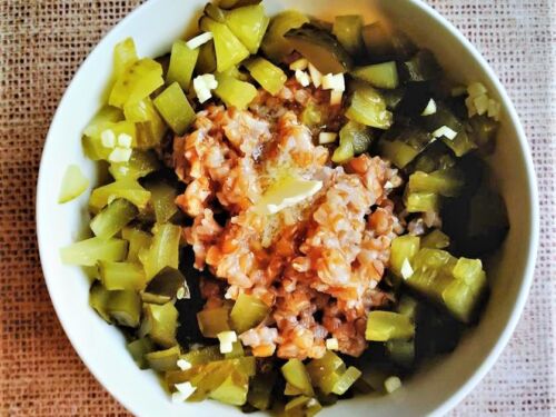 kvietiniu-kruopu-kose-su-cesnaku-ir-raugintais-agurkais