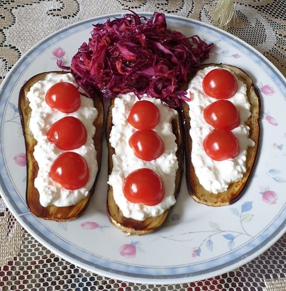 keptas-baklazanas-su-grudeta-varske-ir-pomidorais
