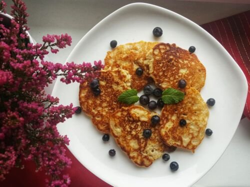 blyneliai-su-rikotos-suriu-ir-obuoliais