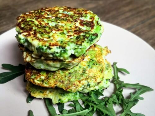 saldaus-varskes-surio-blynai-su-brokoliais