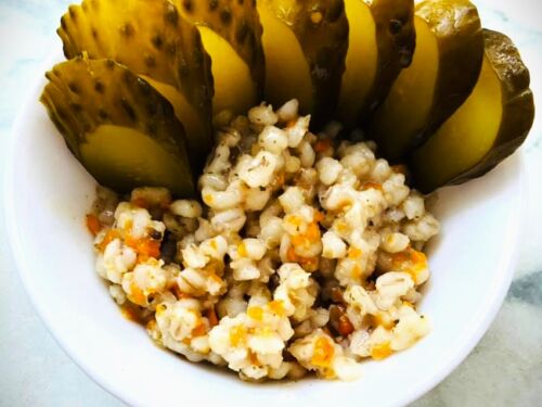 perliniu-kruopu-kose-su-morkomis-ir-raugintais-agurkais