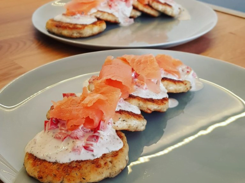 nesaldus-varskeciai-su-kietuoju-suriu-cesnaku-ir-jogurto-padazu