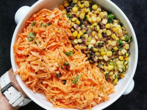 zirniai-su-kepintais-svogunais-ir-cesnakais-bei-morku-salotomis