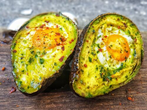 rkaiteje-keptos-avokadu-puseles-idarytos-kiausiniais