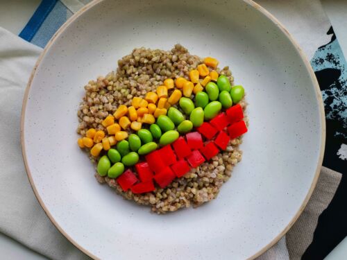 patriotiska-neskrudintu-grikiu-kose-su-darzovemis