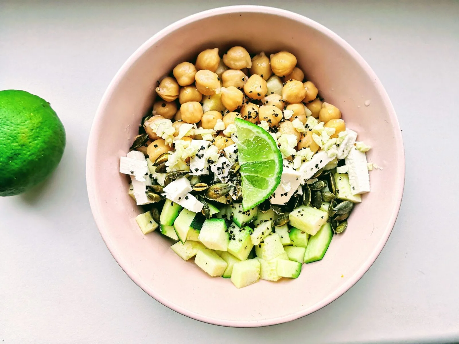 cukiniju-salotos-su-avinzirniais-ir-feta-suriu