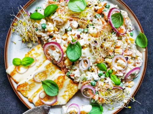 keptas-halumi-suris-su-kalafioro-ir-brokolio-salotomis