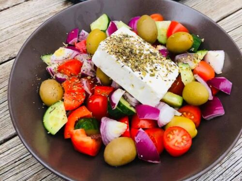 _tikros-graikiskos-salotos-su-tzatziki-padazu