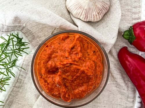 keptu-saldziuju-papriku-pesto-su-kietuoju-suriu_