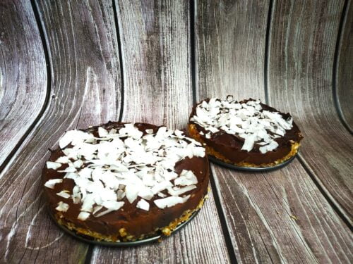 Riesutu-pyragas-be-glitimo-su-kakaviniu-kremu