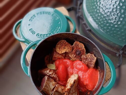 Pomidoru-sultyse-troskinta-mesa-su-darzovemis-ir-grybais