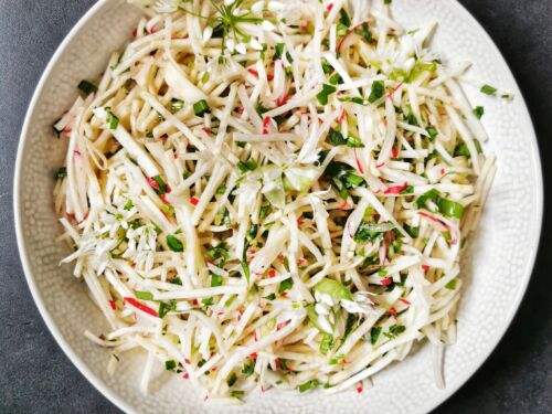 Saliero-saknies-salotos-su-ridikeliais-ir-meskiniu-cesnaku