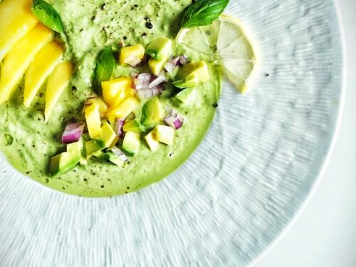 Vasariska-salta-gaivinanti-avokadu-ir-agurku-sriuba