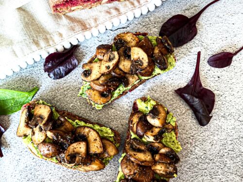 Sotus-sumustiniai-su-avokado-uztepete-ir-keptais-pievagrybiais