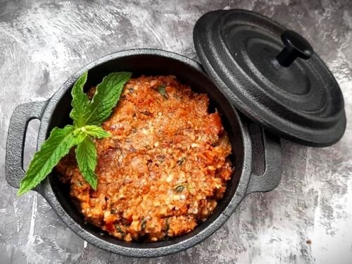 Ruduju-pievagrybiu-uztepele-su-sauleje-dziovintais-pomidorais