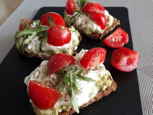 Sumustinis-su-avokadu-pomidorai-ir-burata-suriu