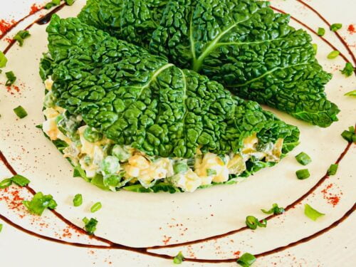 Kiausiniu-salotos-savojos-kopusto-lapuose