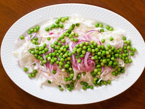 Kopustu-salotos-su-zaliaisiais-zirneliais-ir-agurkais-s