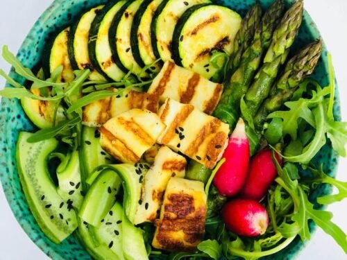 Haloumi-suris-grilyje-su-cukinija-ir-smidrais