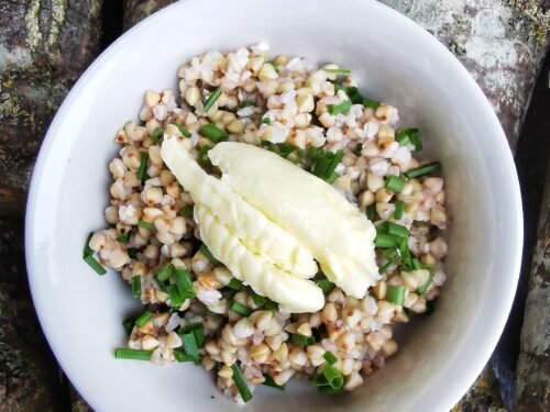 Nekepinti-grikiai-su-cesnakiniais-laiskais-ir-sviestu