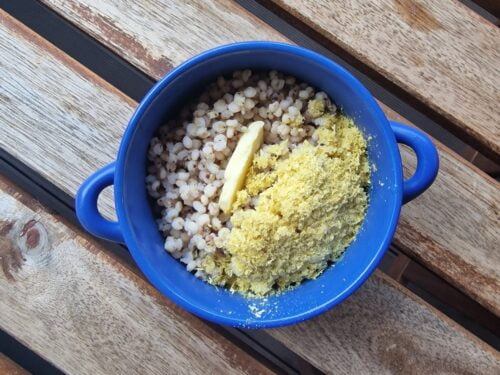 Sorgu-kruopu-kose-su-sviestu-ir-mieliu-dribsniais