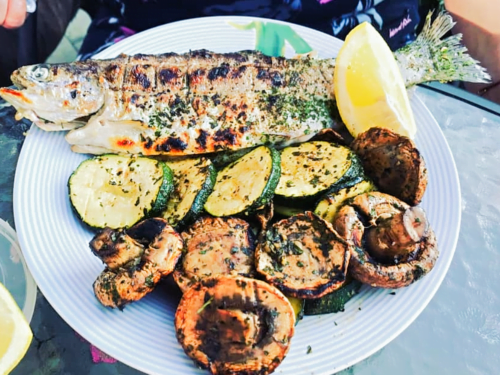 Grilyje-keptas-upetakis-su-cukinijomis-ir-pievagrybiais